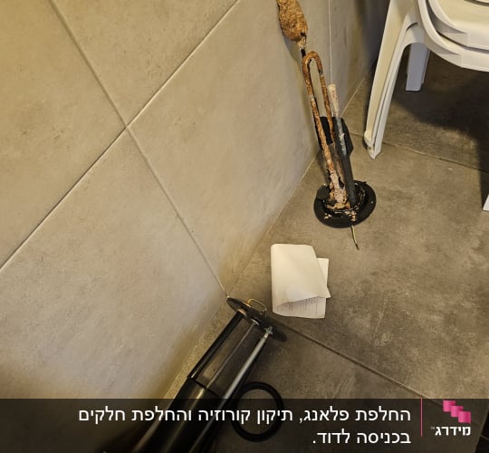 רכיבי דוד שמש על רצפה, גוף חימום ישן וחדש